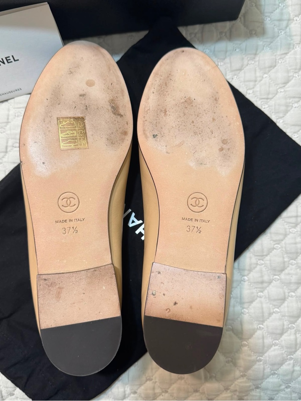 CHANEL Two-Tone Beige and Black Leather Cap-Toe Ballet Flats - Picture 4 of 8